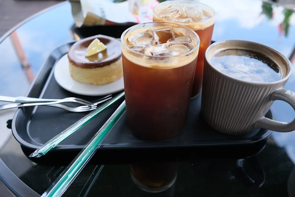 야외 테이블 위 치즈케이크 한 조각