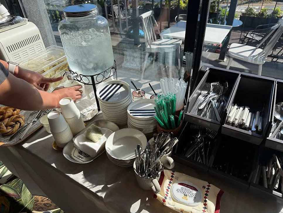 Self-service tableware corner