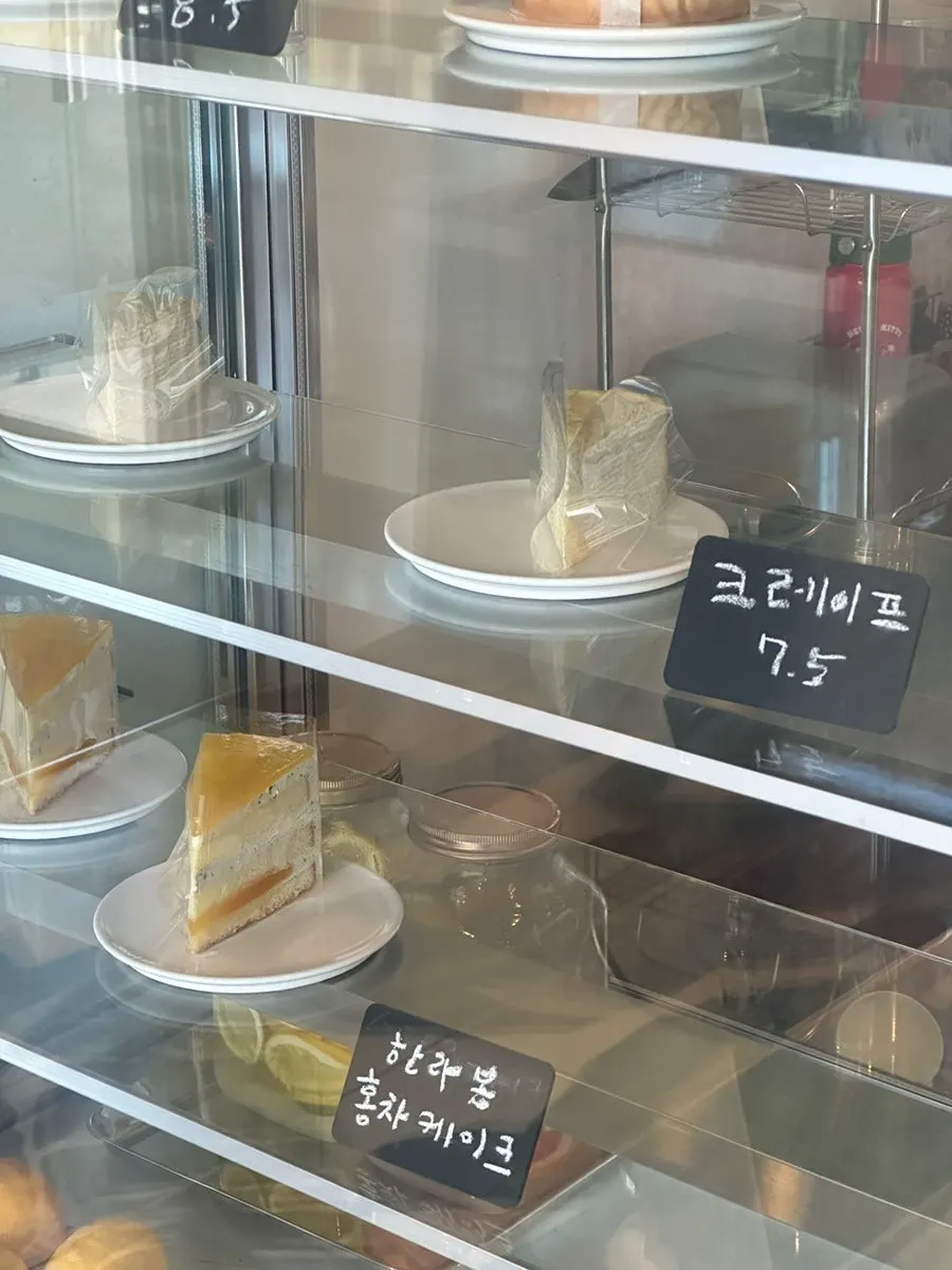 Bakery corner at Yard with bread sold out