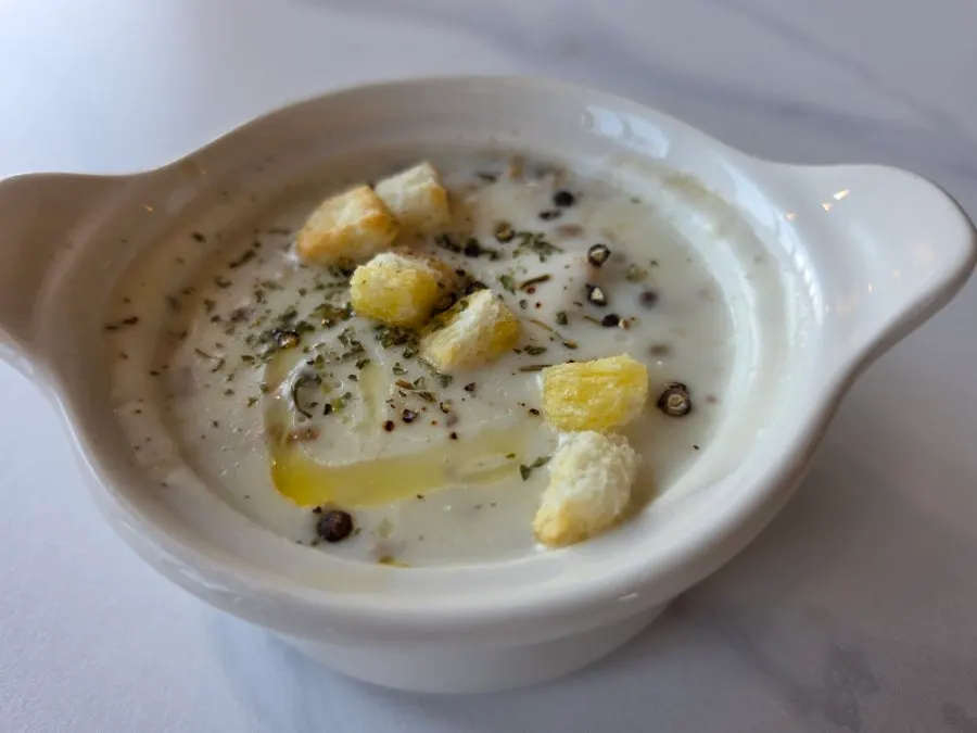 A meal served with brunch dishes