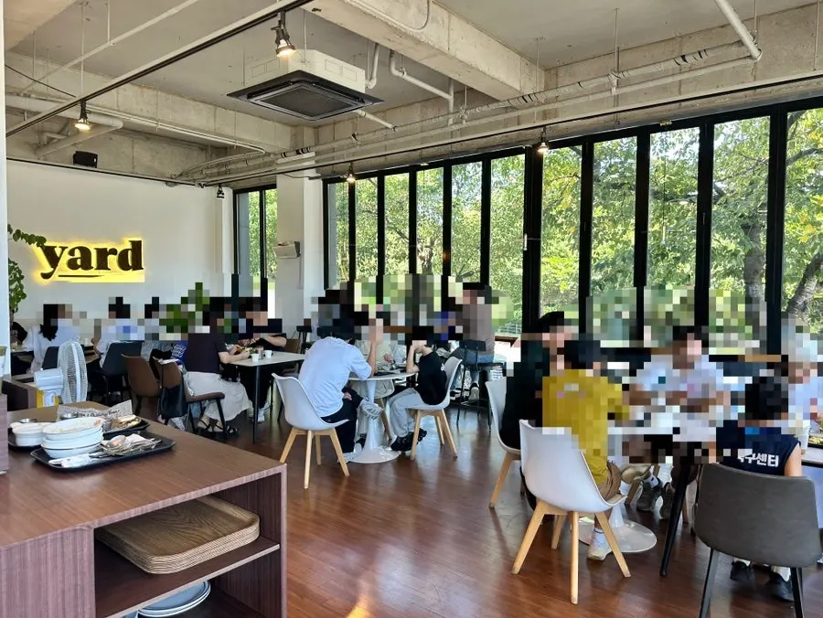 Fully seated first floor of Café Yard