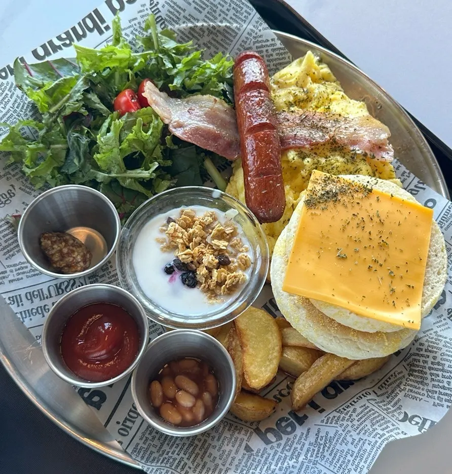 English Plate with muffin, omelette and bacon