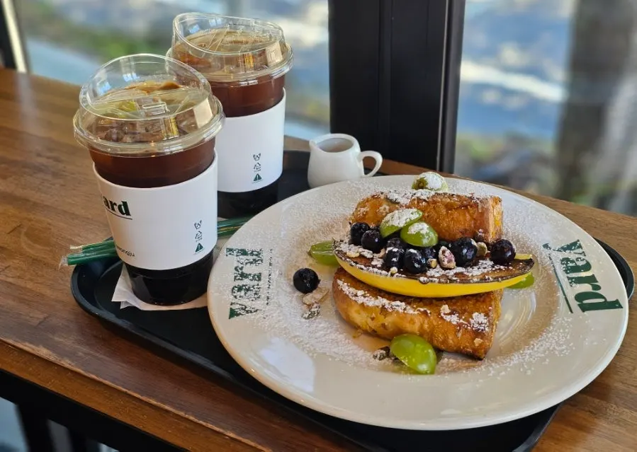 카페 층별 이용 안내와 내부 분위기 맥락