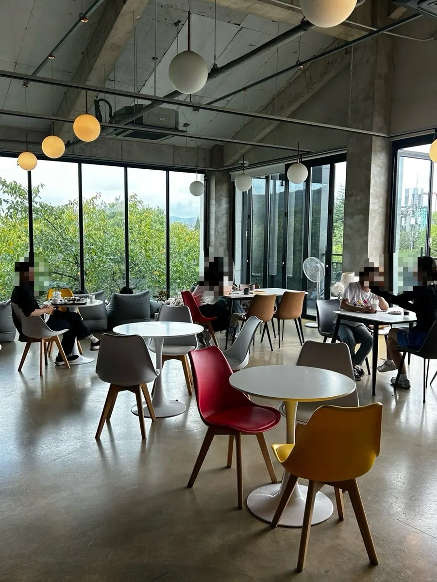 야드 1층 홀의 4인 테이블과 세련된 인테리어