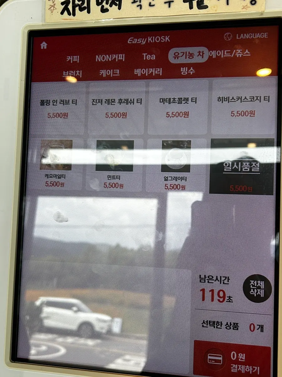 2층 창가 테이블과 자연광이 드는 실내