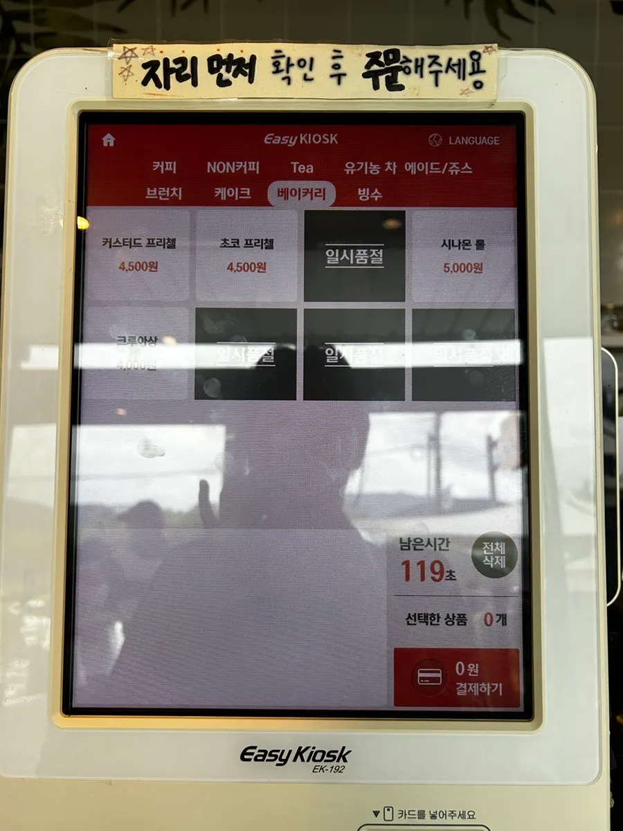 야드 2층에서 내려다본 카페 앞 풍경