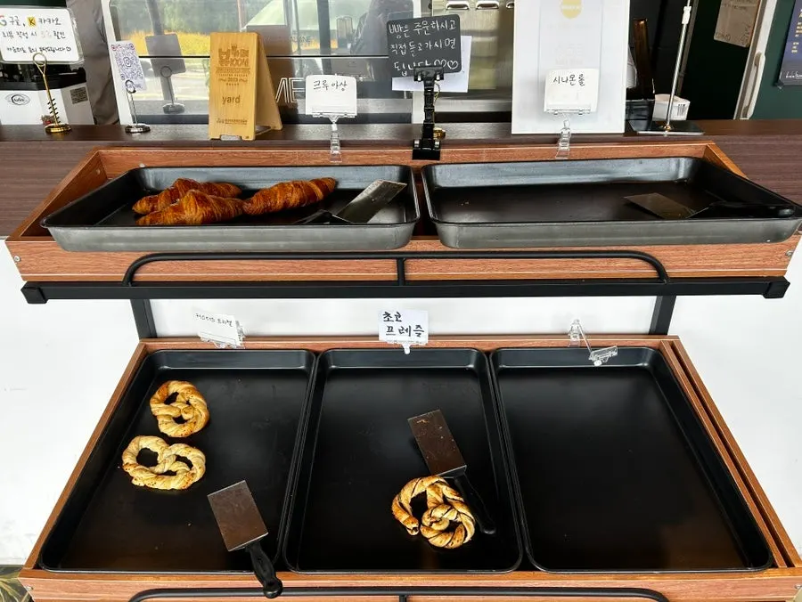 커피와 티, 에이드가 적힌 메뉴 보드