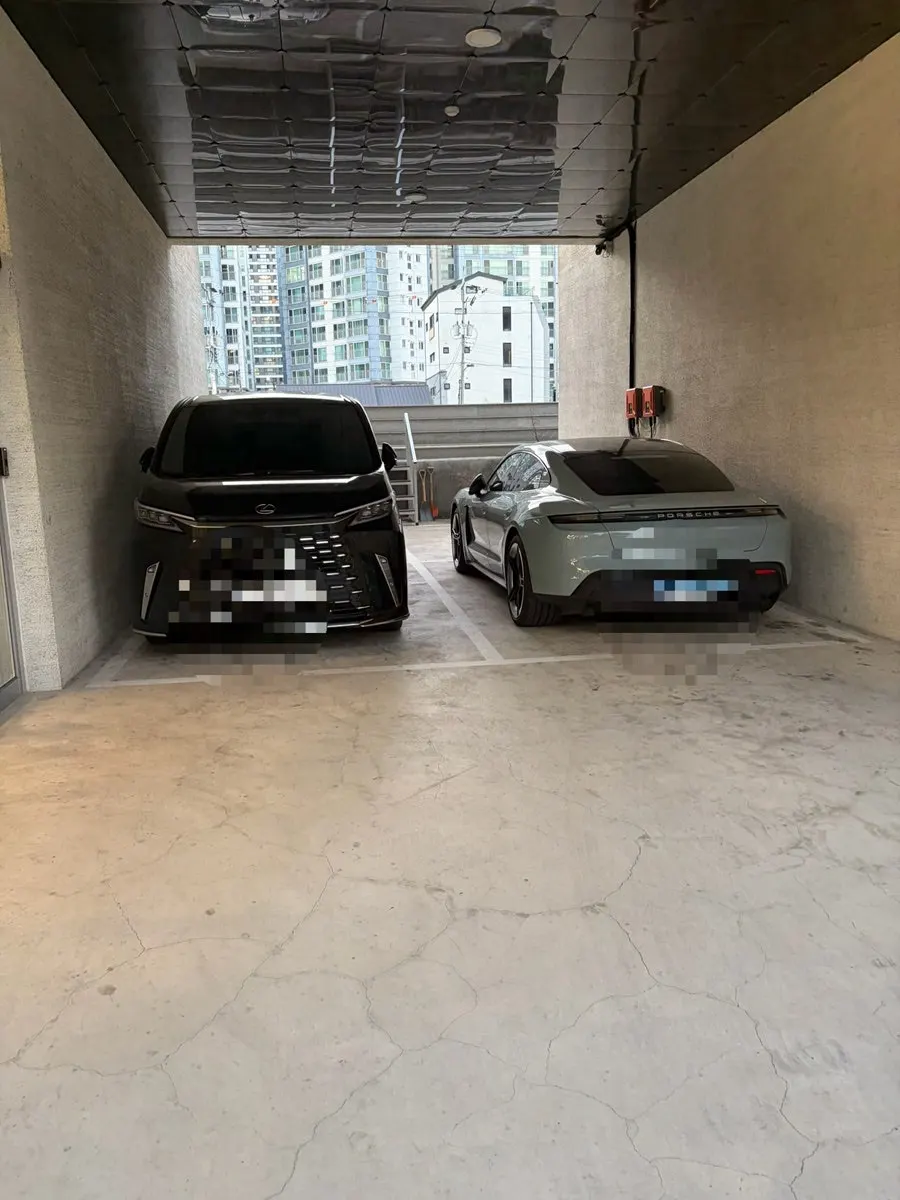 모던하고 깔끔한 카페 외관