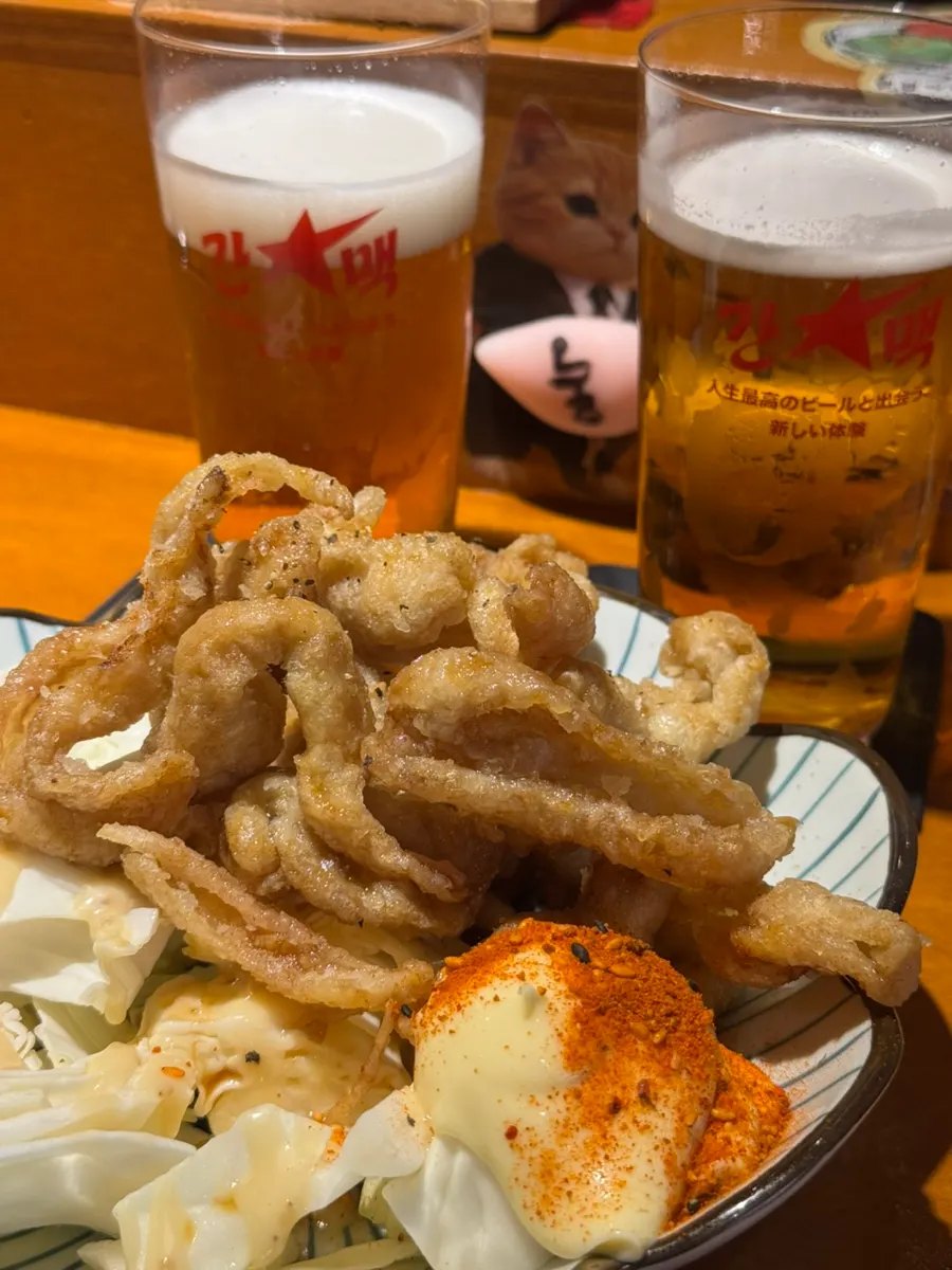 시원한 생맥주 잔과 테이블 세팅