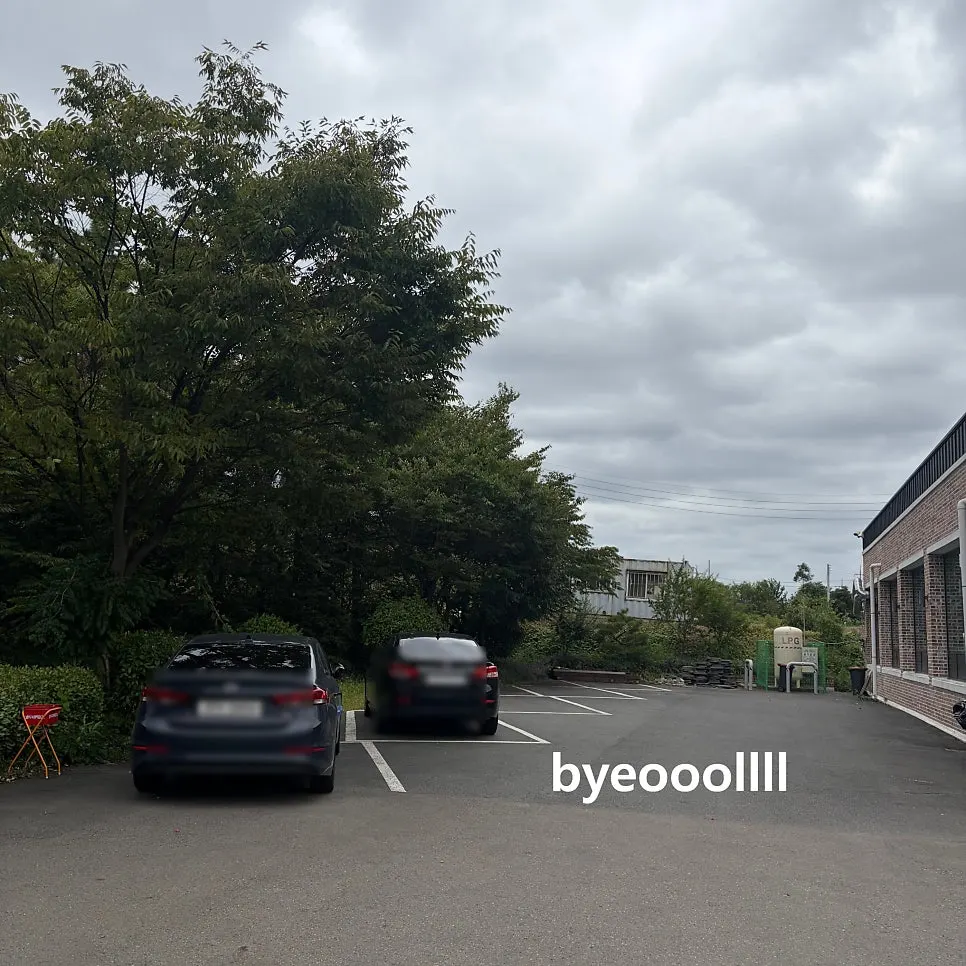 Parking lot and exterior of Bapeul Jitda Gyeongsan Main Branch