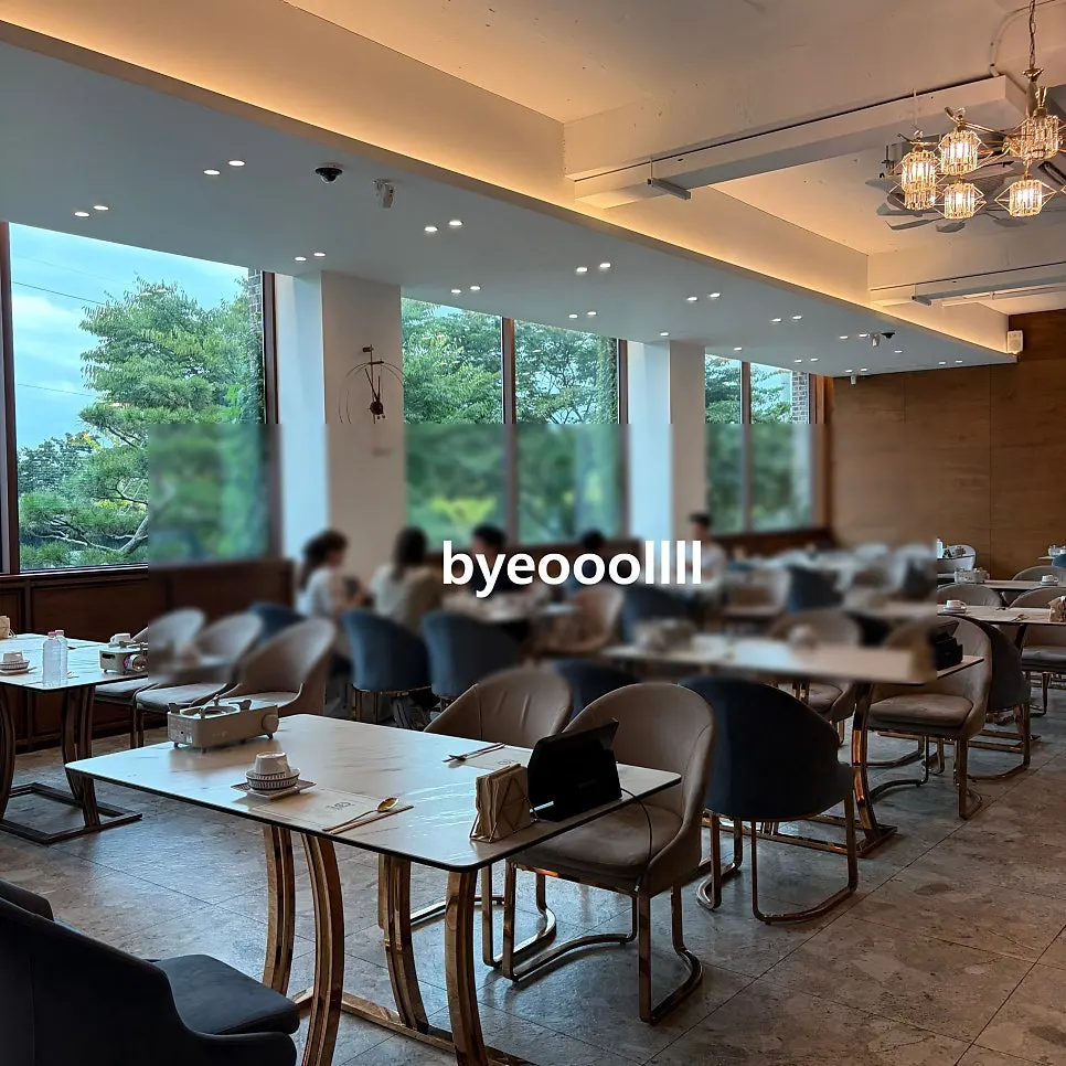 Interior of the Korean set-meal restaurant with a family dining atmosphere