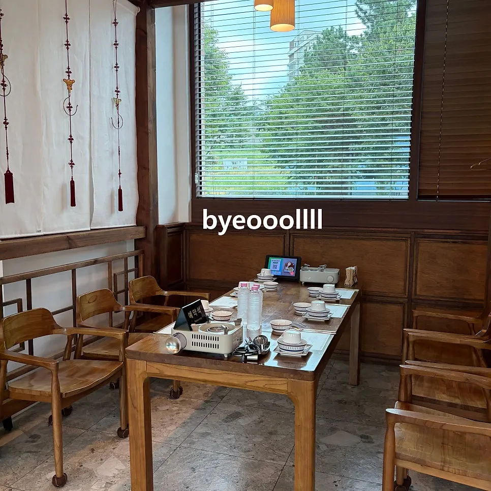 Seating with an open hall and floor-seating rooms