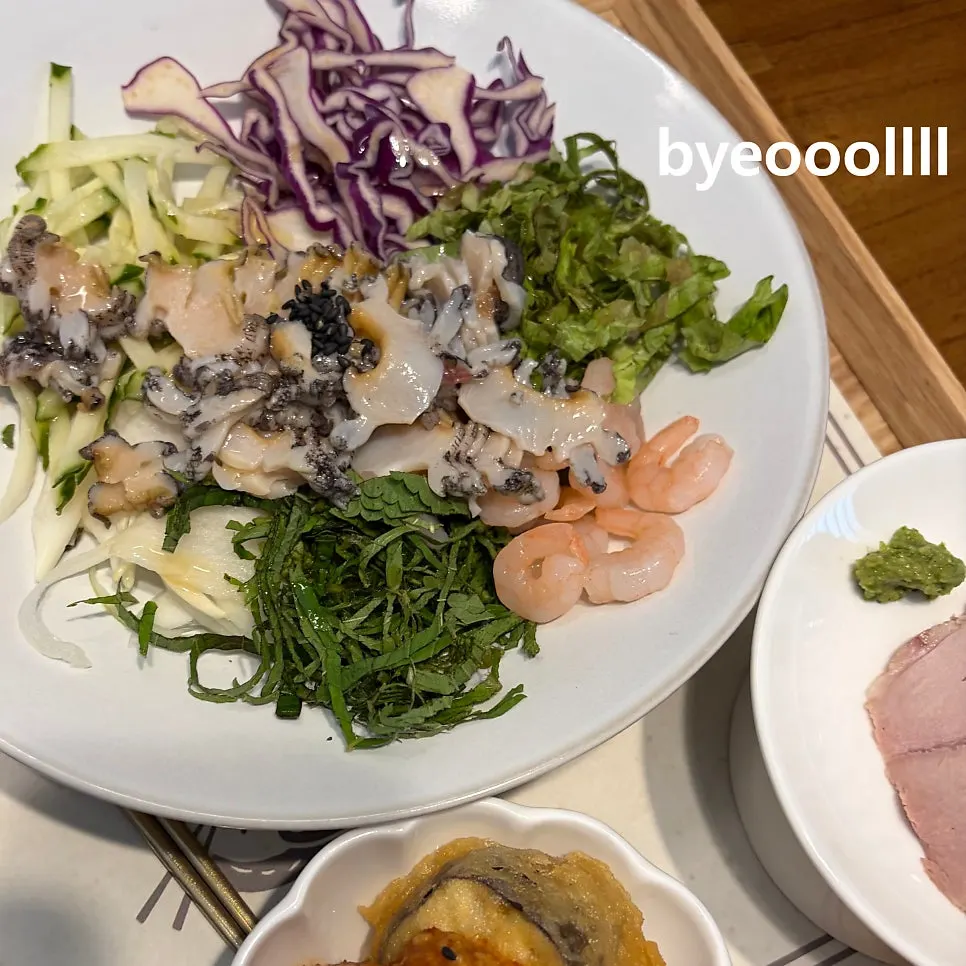 Live abalone mulhoe served with vegetables and seafood