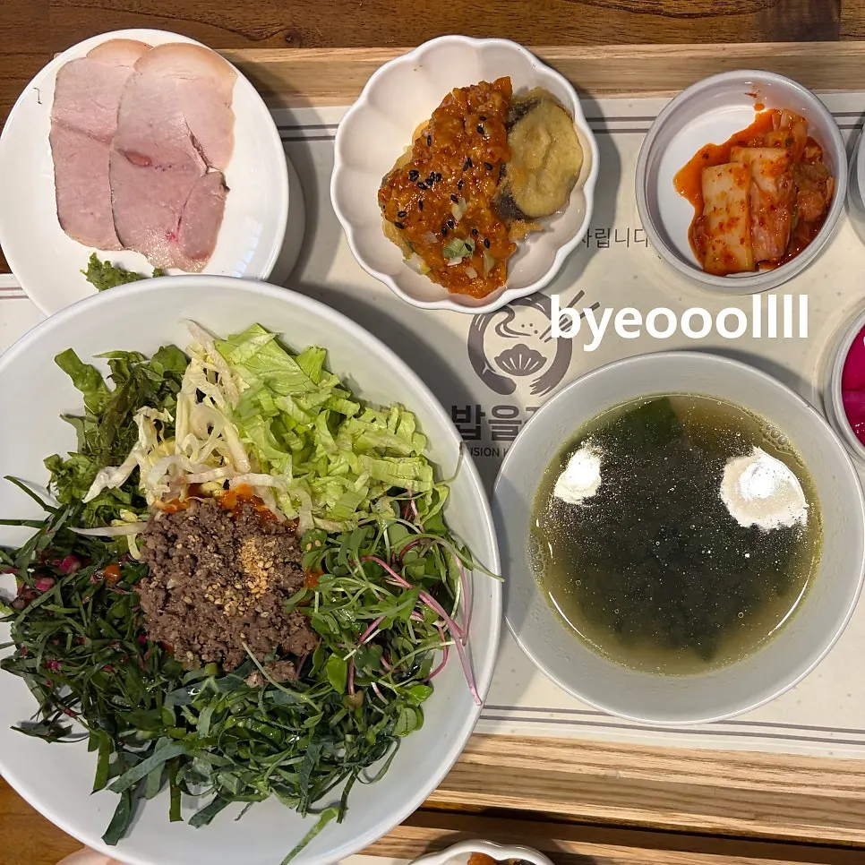 Fresh vegetable bibimbap topped with namul and meat garnish