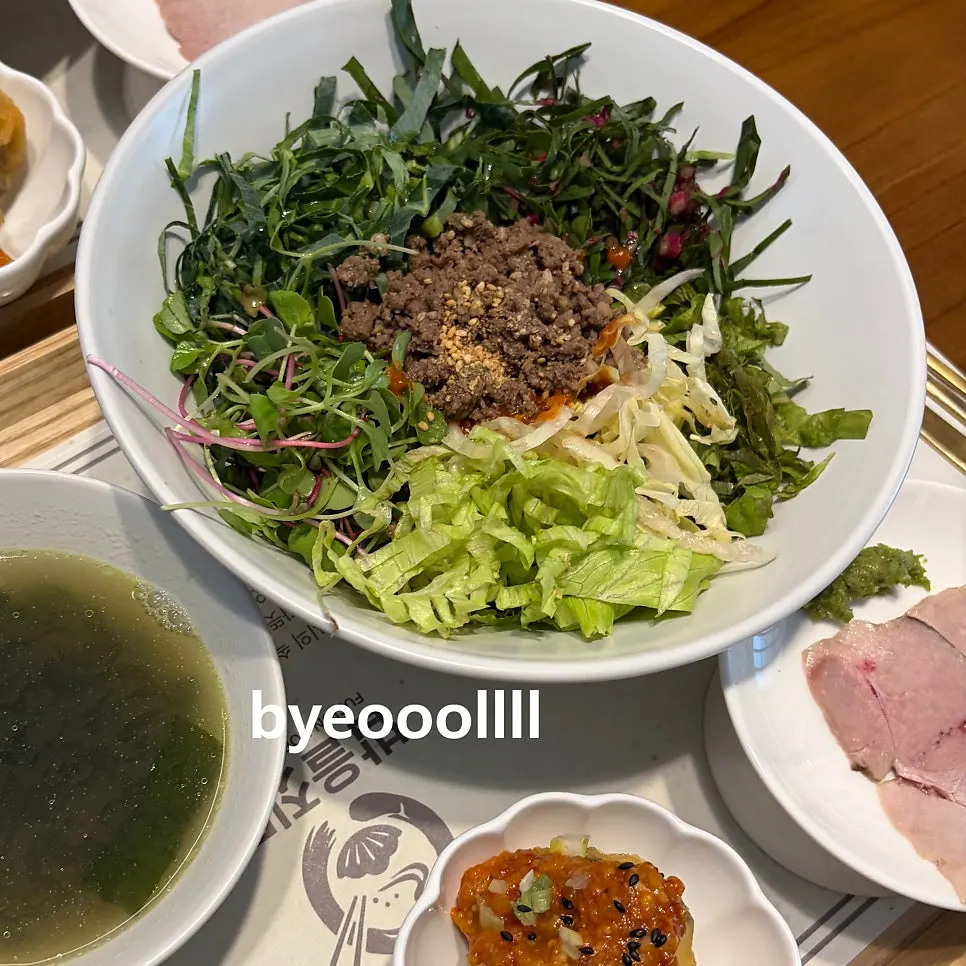 Fresh vegetable bibimbap with assorted vegetables
