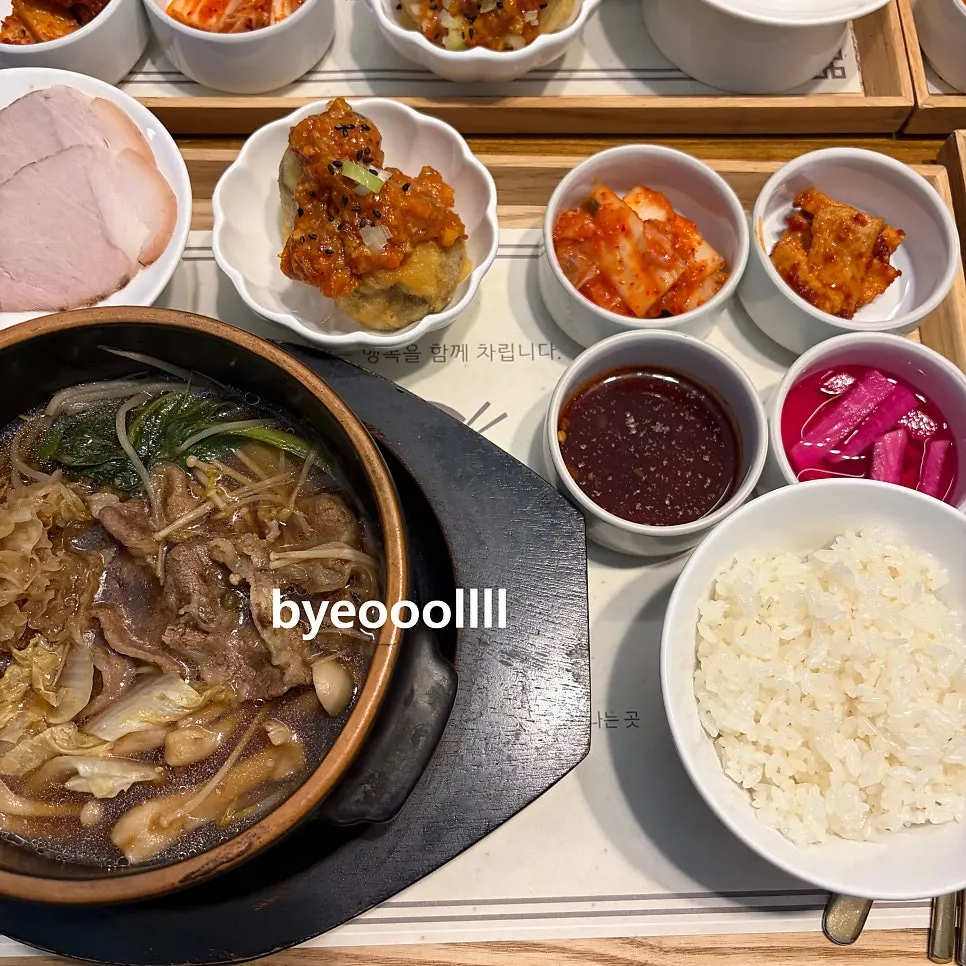 Beef brisket and mushroom ttukbaegi set