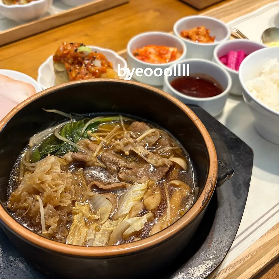 Beef brisket and mushroom ttukbaegi eaten with rice