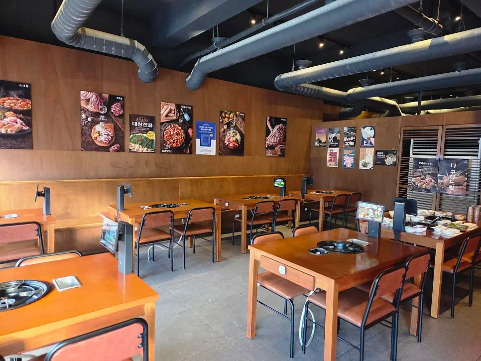 Clean dining hall interior of Kkotdwaeji Sikdang Gyeongsan Branch
