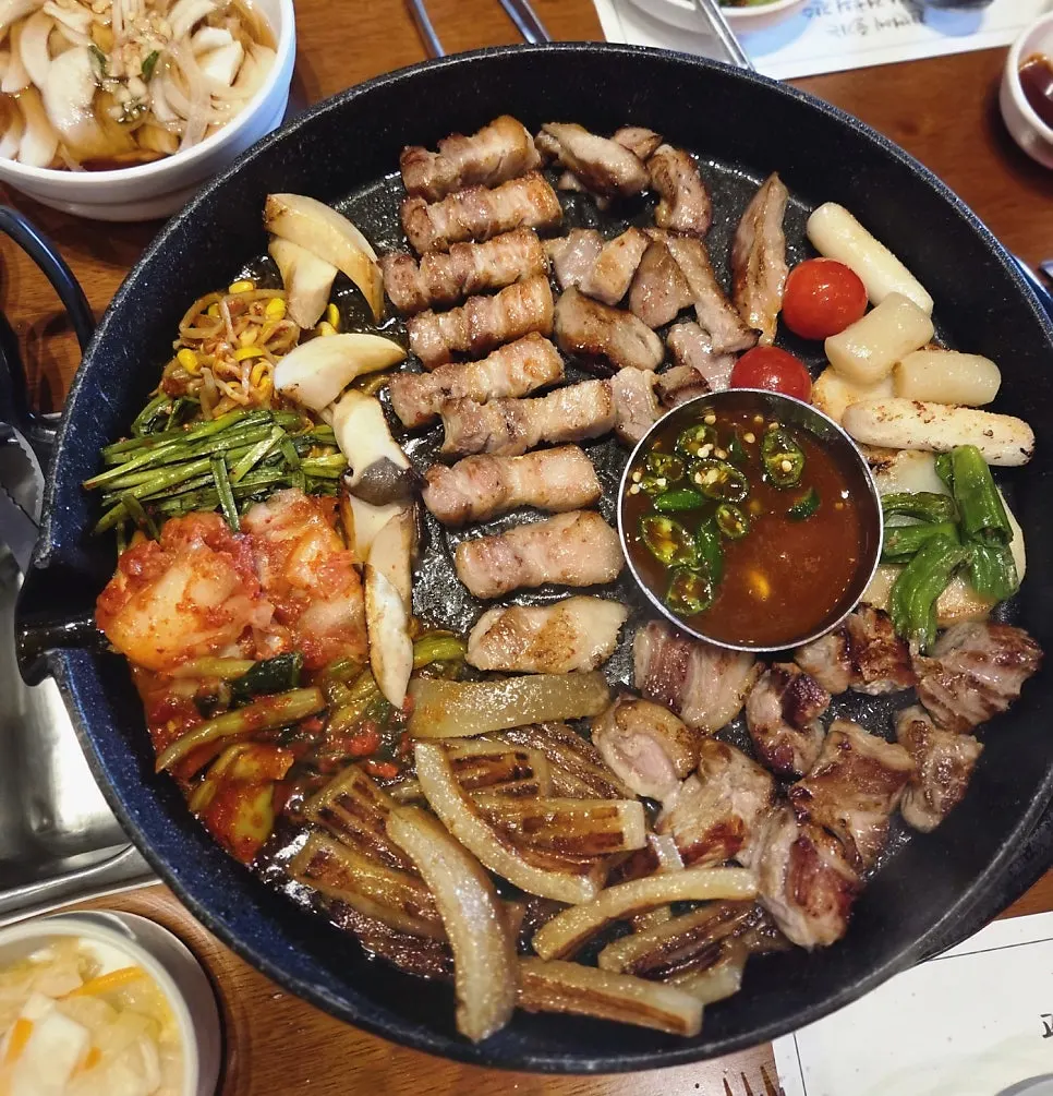 Full table spread of the Kkotdwaeji set daechang hot pot