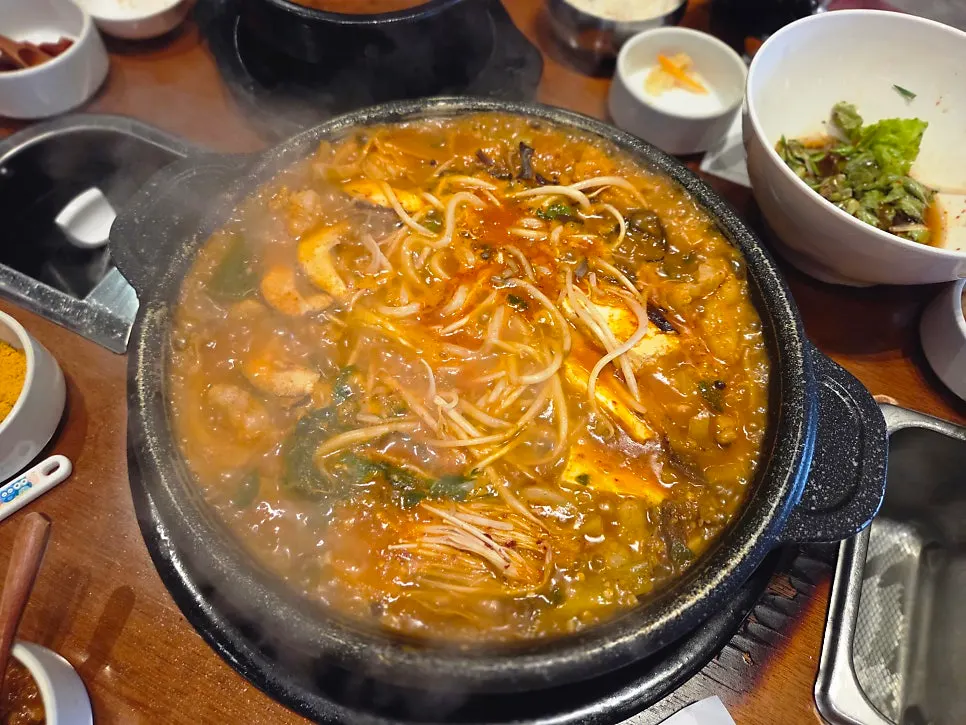 Daechang hot pot with udon noodles added