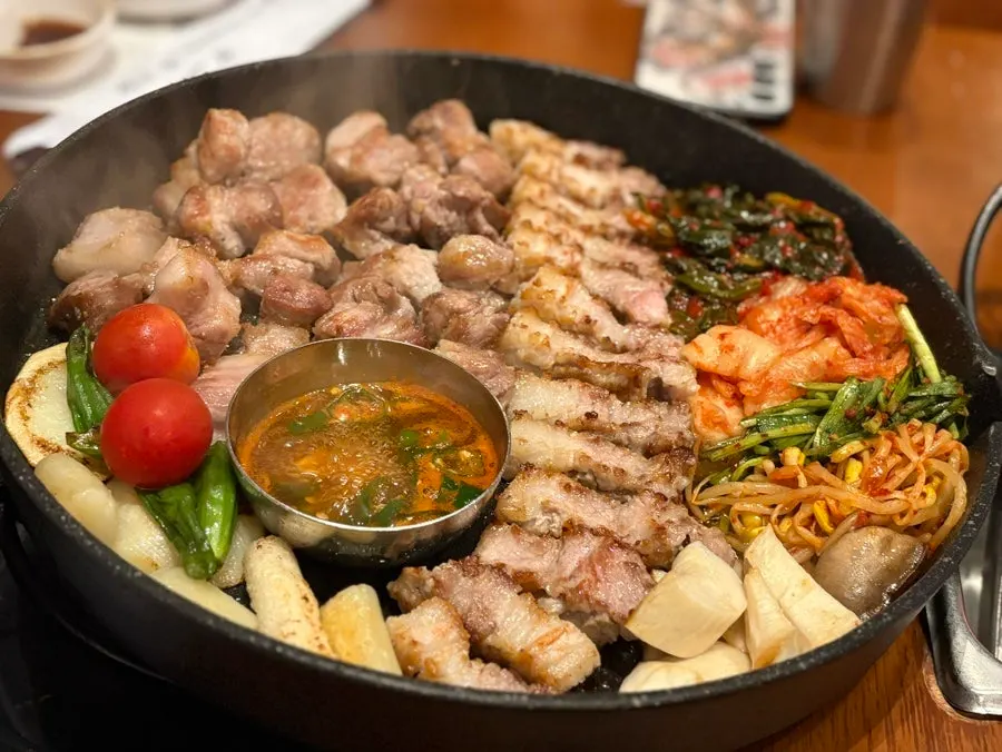 주문한 삼겹살과 목살 생고기 상차림