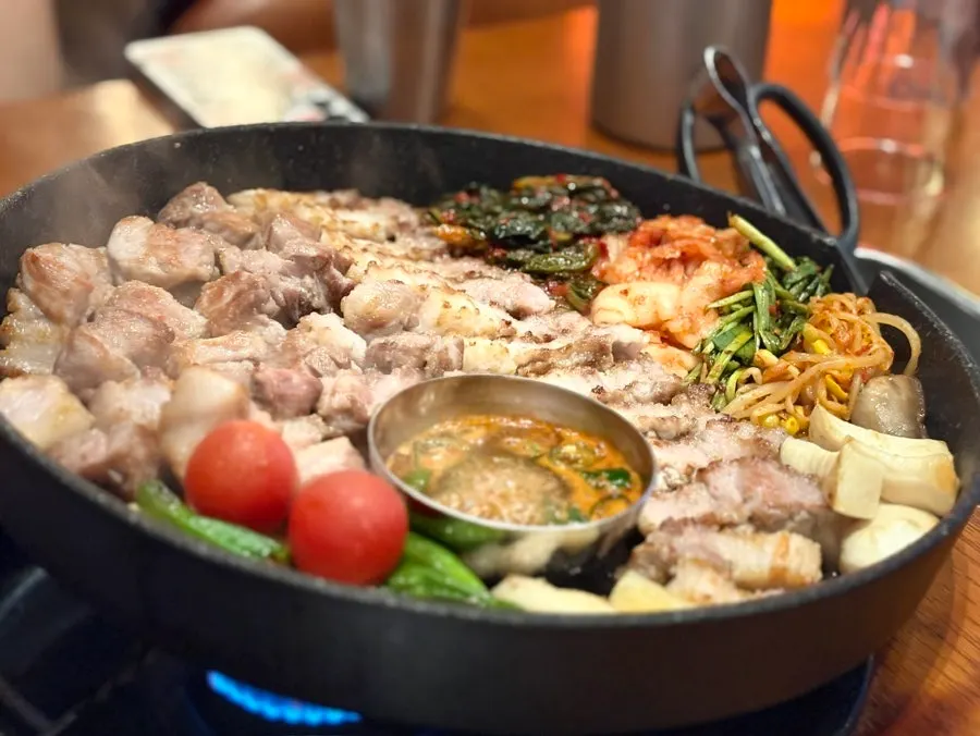 삼겹살 3인분 목살 3인분 주문한 테이블 세팅