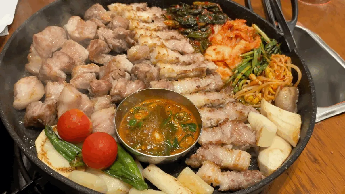 구워져 나온 꽃돼지식당 경산점 삼겹살과 목살