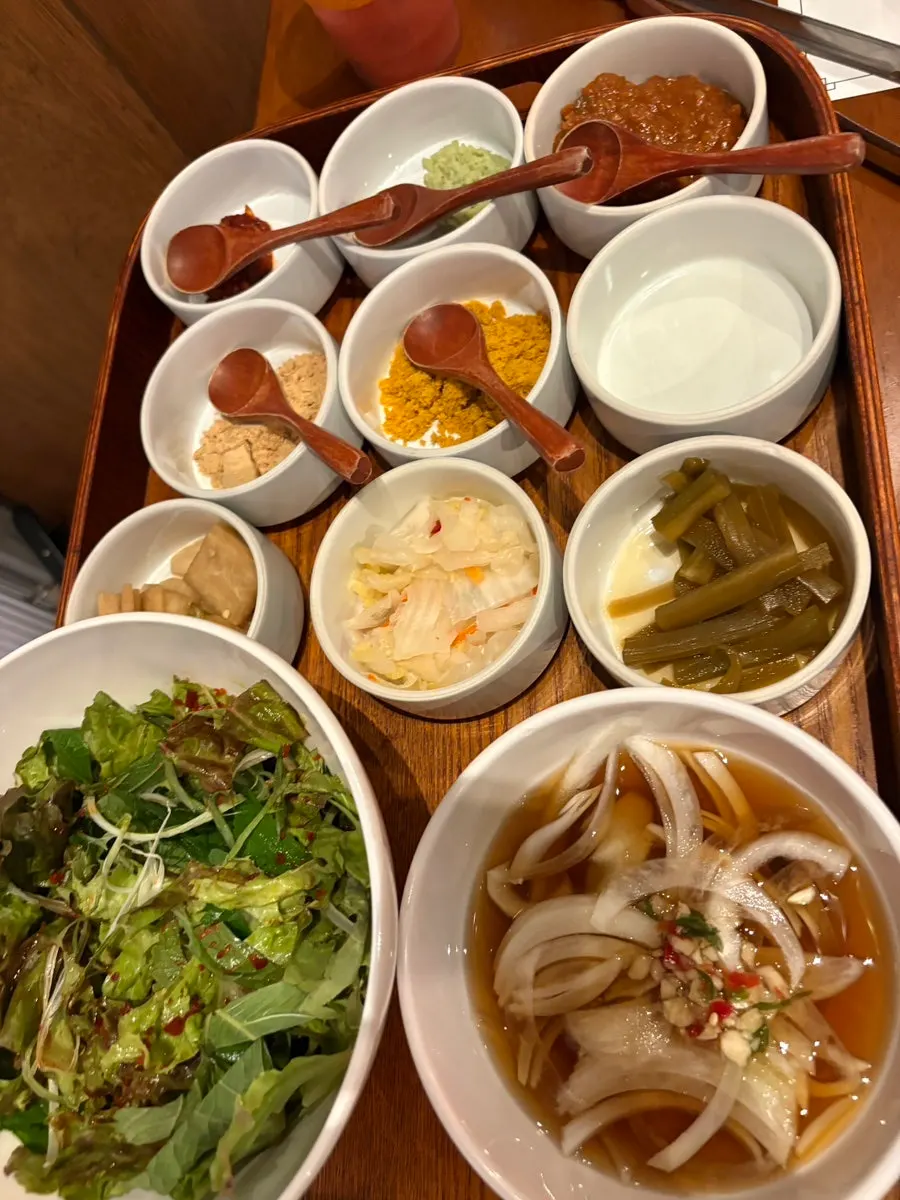 고기와 함께 나온 다양한 소스와 장류
