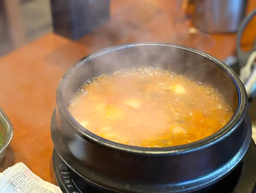 김치와 콩나물 버섯 토마토가 나온 9첩반상 밑반찬