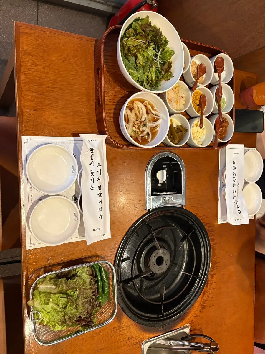 된장찌개와 볶음밥 비빔밥이 함께 놓인 상차림