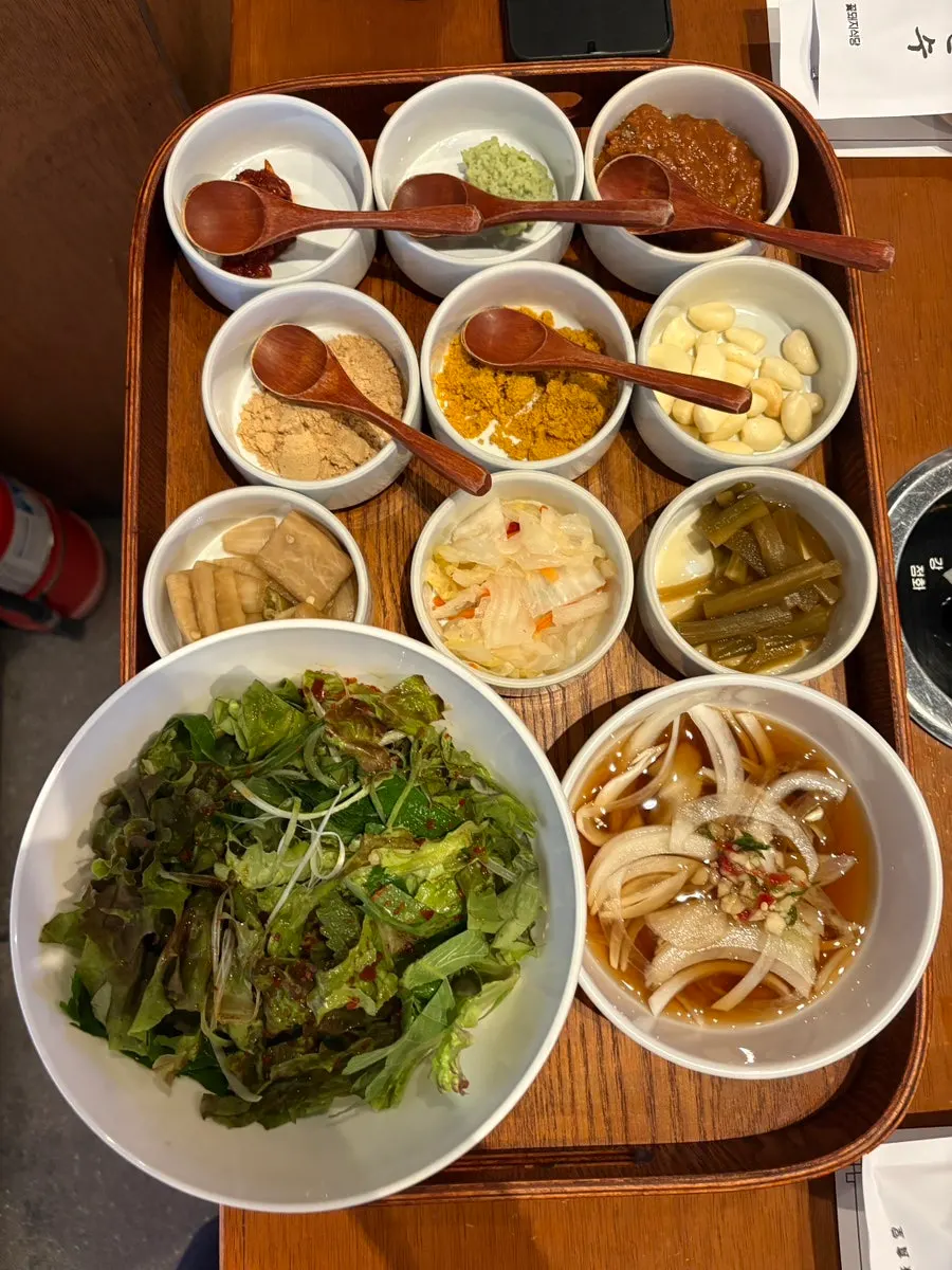 고기와 곁들인 밥 메뉴 클로즈업