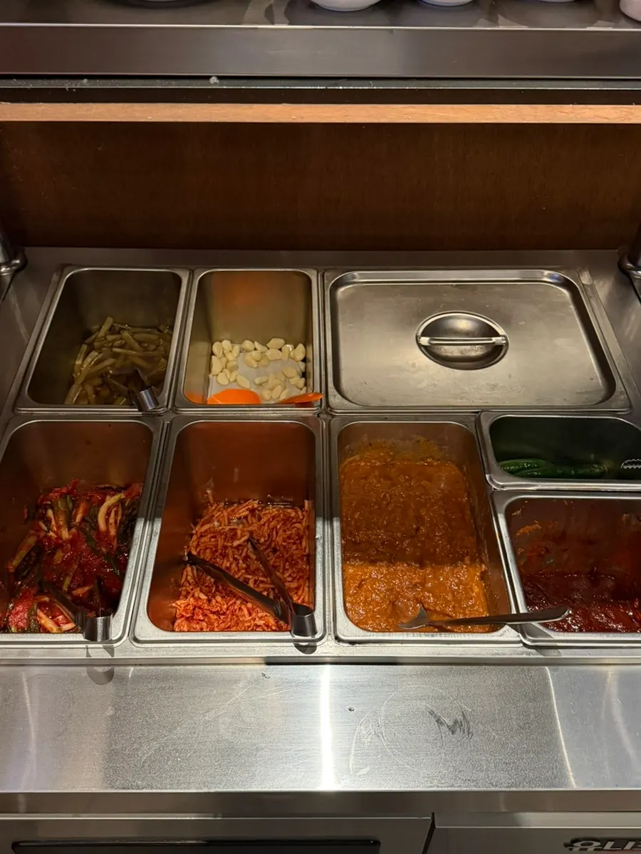 반찬을 가져다 먹는 매장 한켠의 셀프바