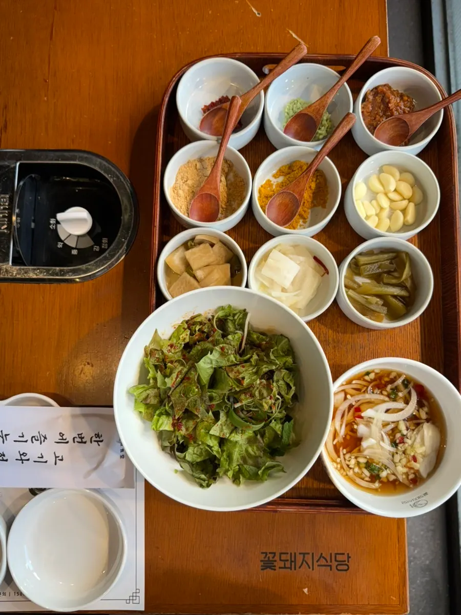 한상 가득 차려진 밑반찬 상차림