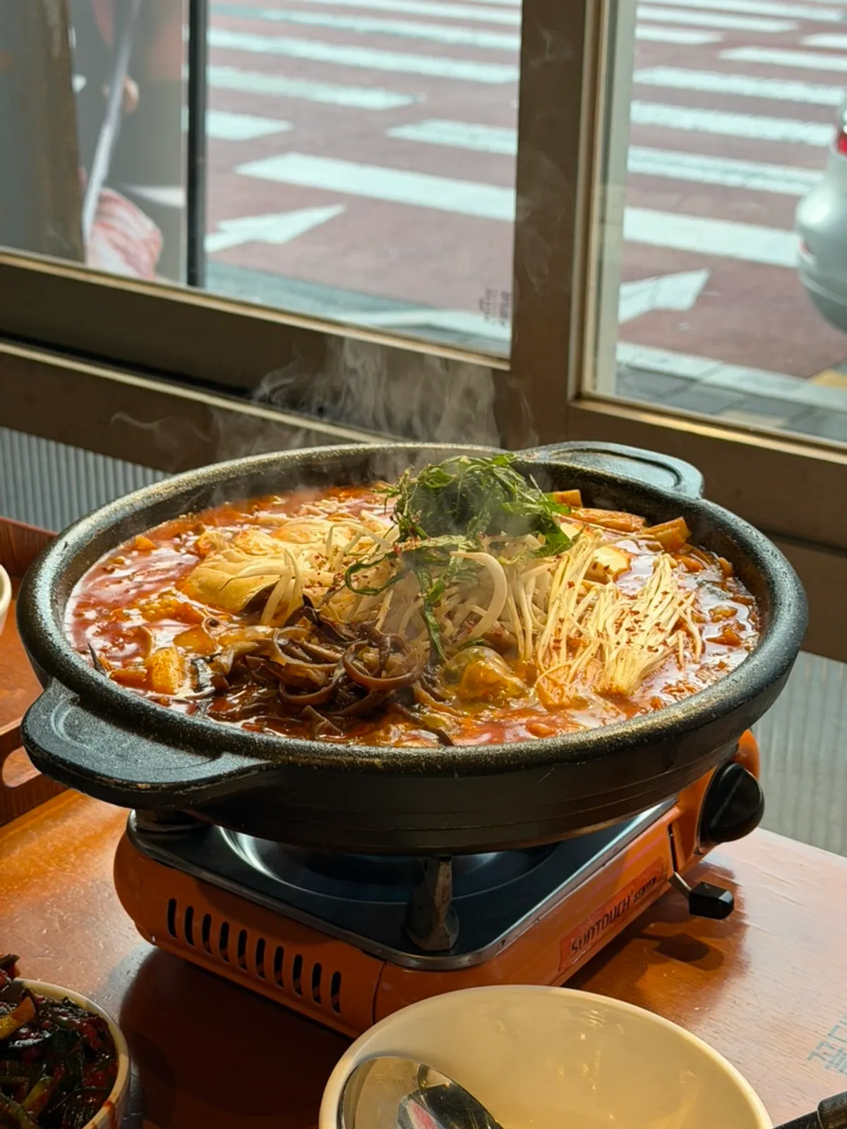초벌해 나온 양대창 모듬구이와 곱창전골 세트