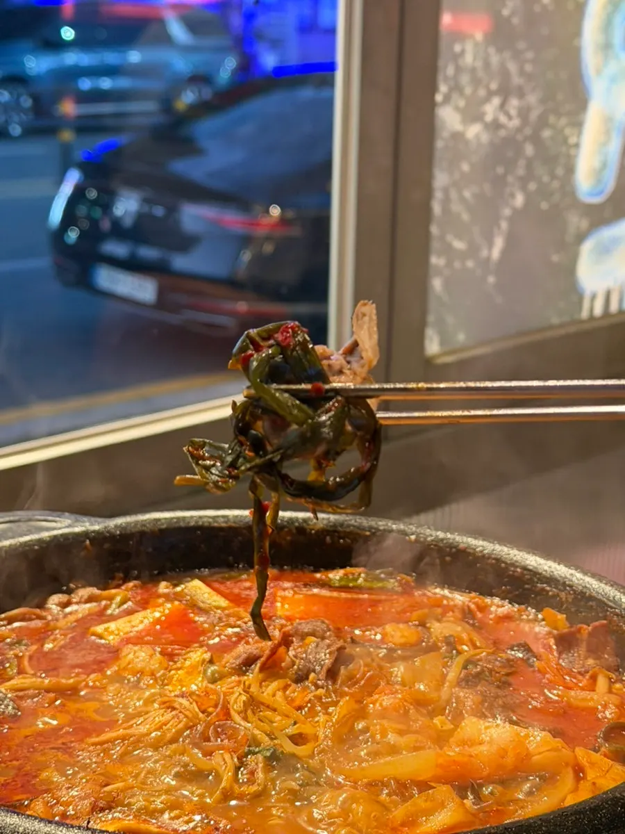 노릇하게 구워진 대창 클로즈업