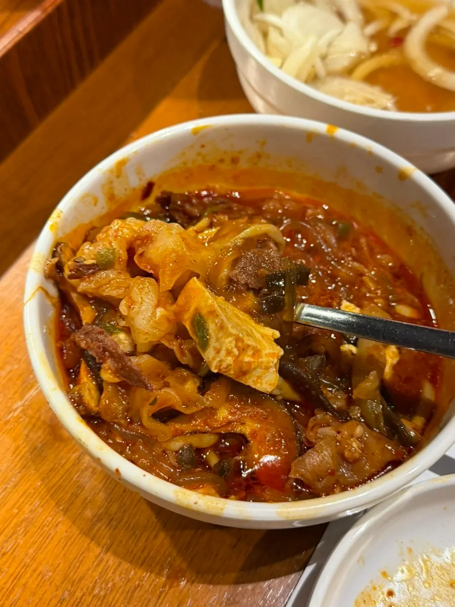 전골 국물과 함께 차려진 저녁 식사 상