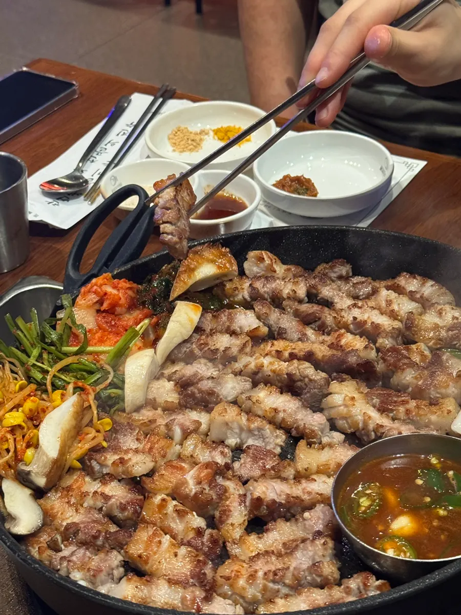 Visit to a Gyeongsan restaurant that grills samgyeopsal for you