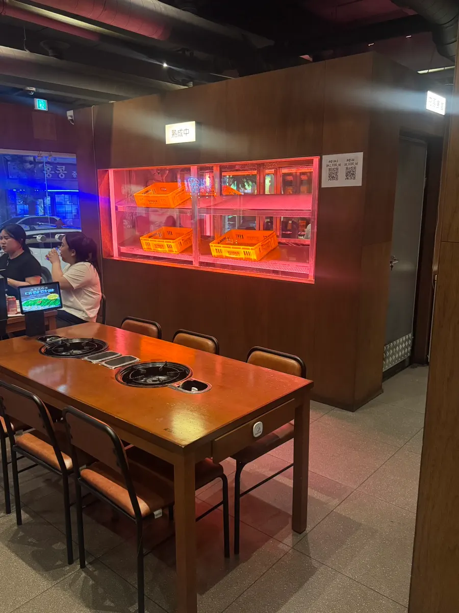 Interior of Kkotdwaeji Sikdang Gyeongsan Branch
