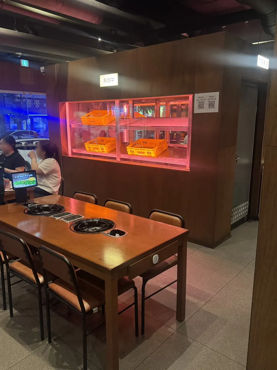 Interior of Kkotdwaeji Sikdang Gyeongsan Branch