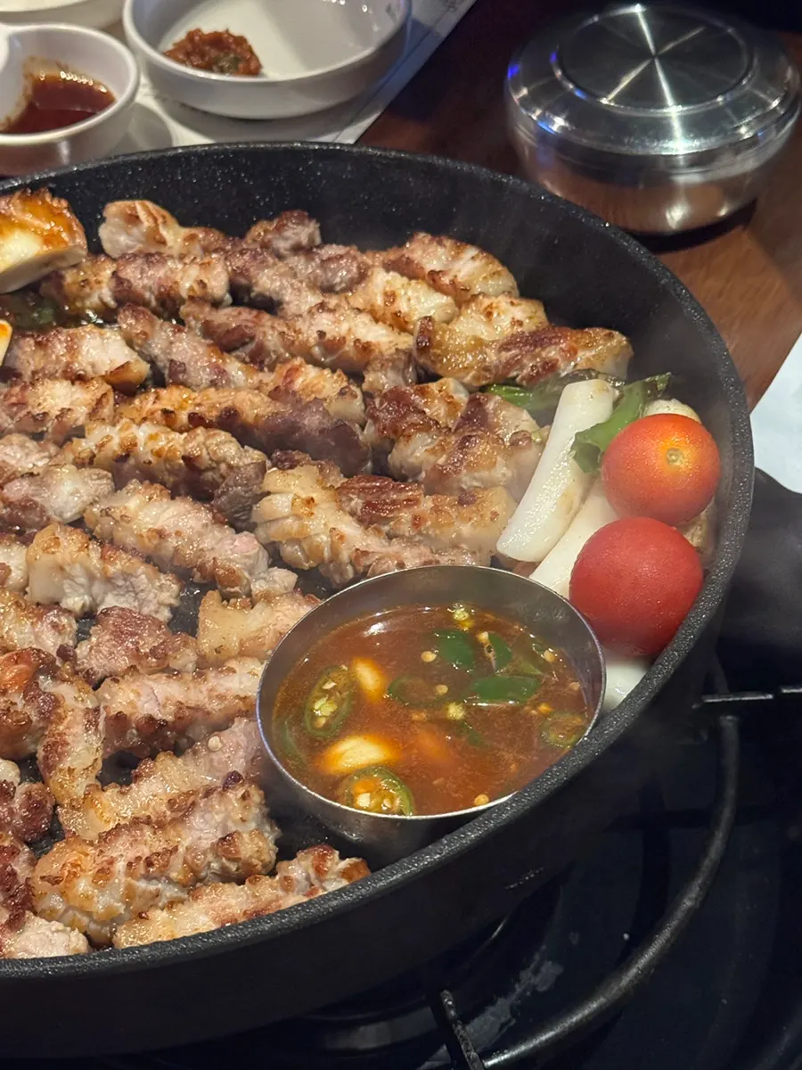 Samgyeopsal with accompanying vegetables