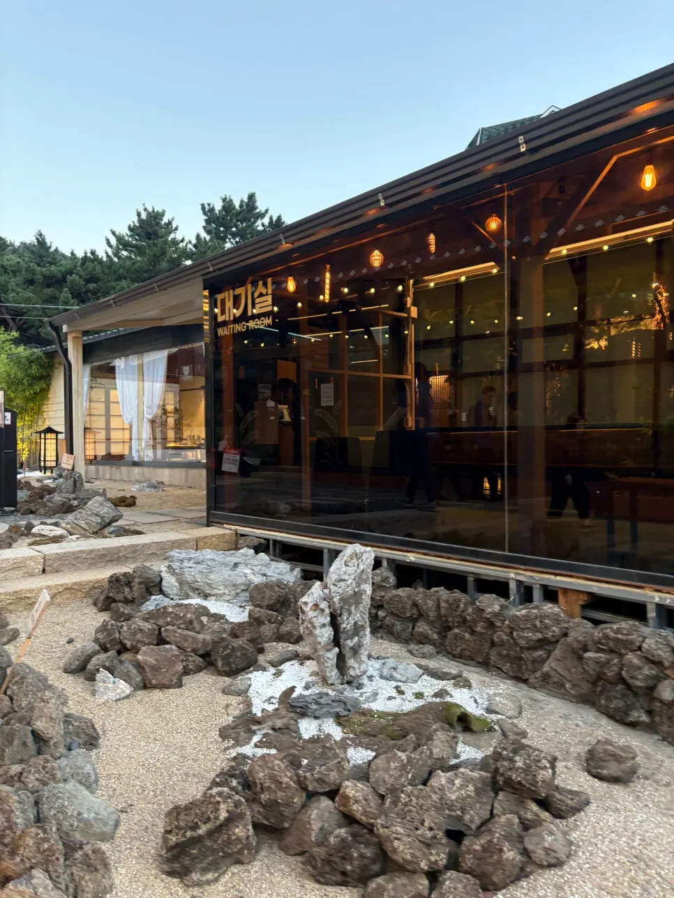Amplio estacionamiento de Haenyeo Sotbap Gyeongsan