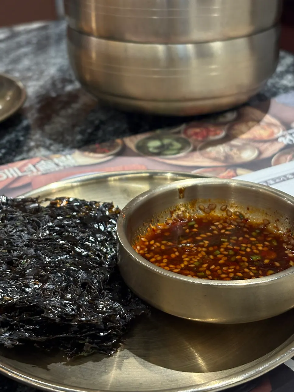 Surtido de banchan bien presentado