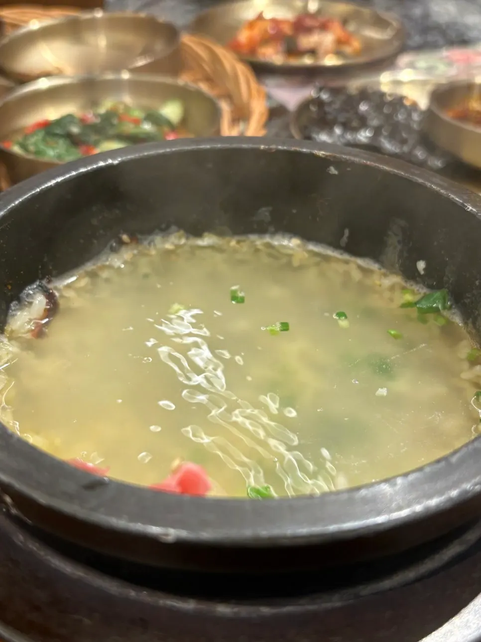 Sotbap de anguila servido en el bol de arroz