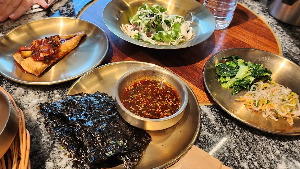 놋그릇에 담긴 한식 반찬