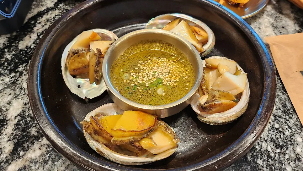 전복 껍데기에 담긴 전복구이