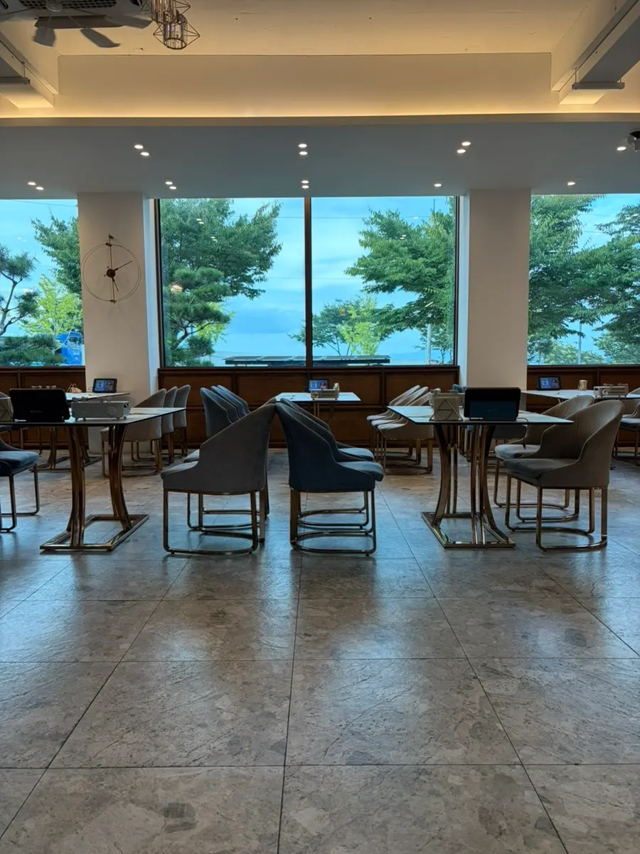 우드톤으로 꾸며진 밥을짓다 경산본점 매장 내부