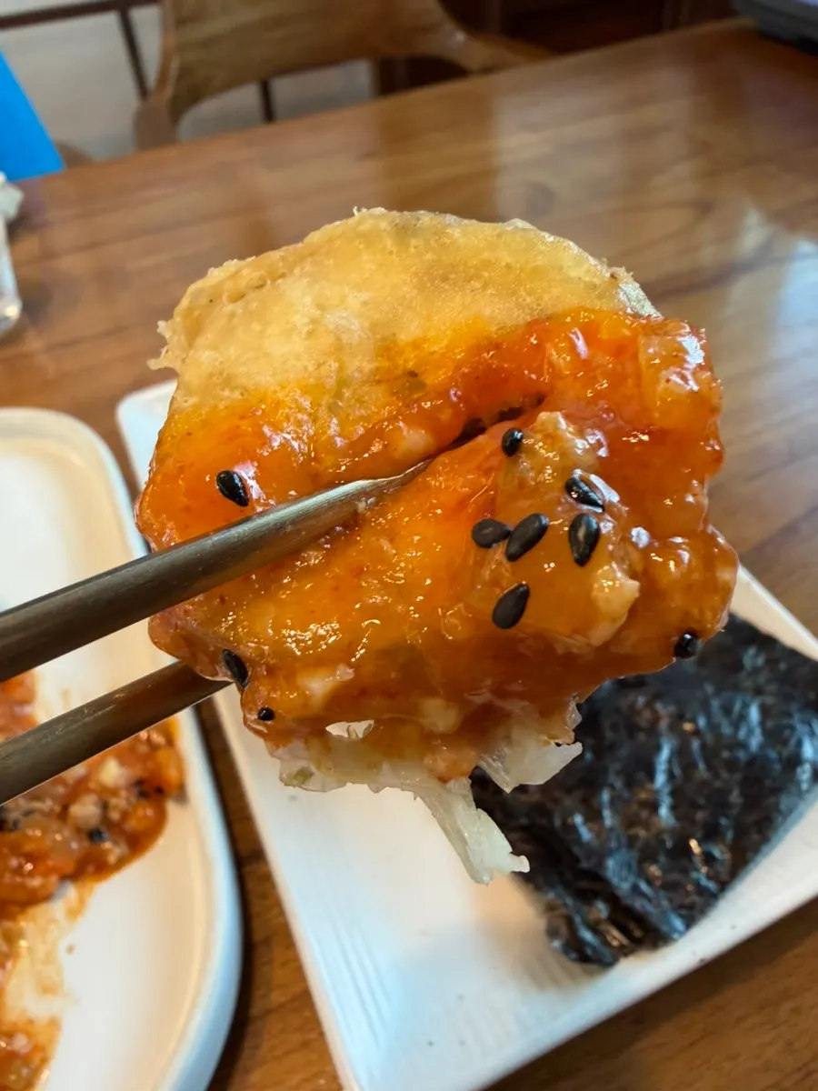 수비드 냉제육에 소스를 곁들인 모습