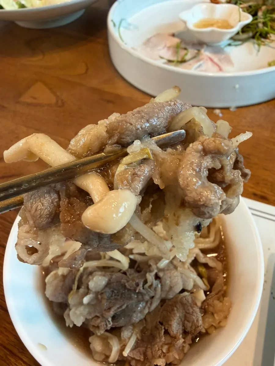 게우소스를 올린 전복찜 한 점