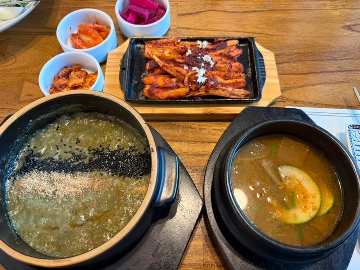 끓고 있는 우삼겹 버섯전골 클로즈업