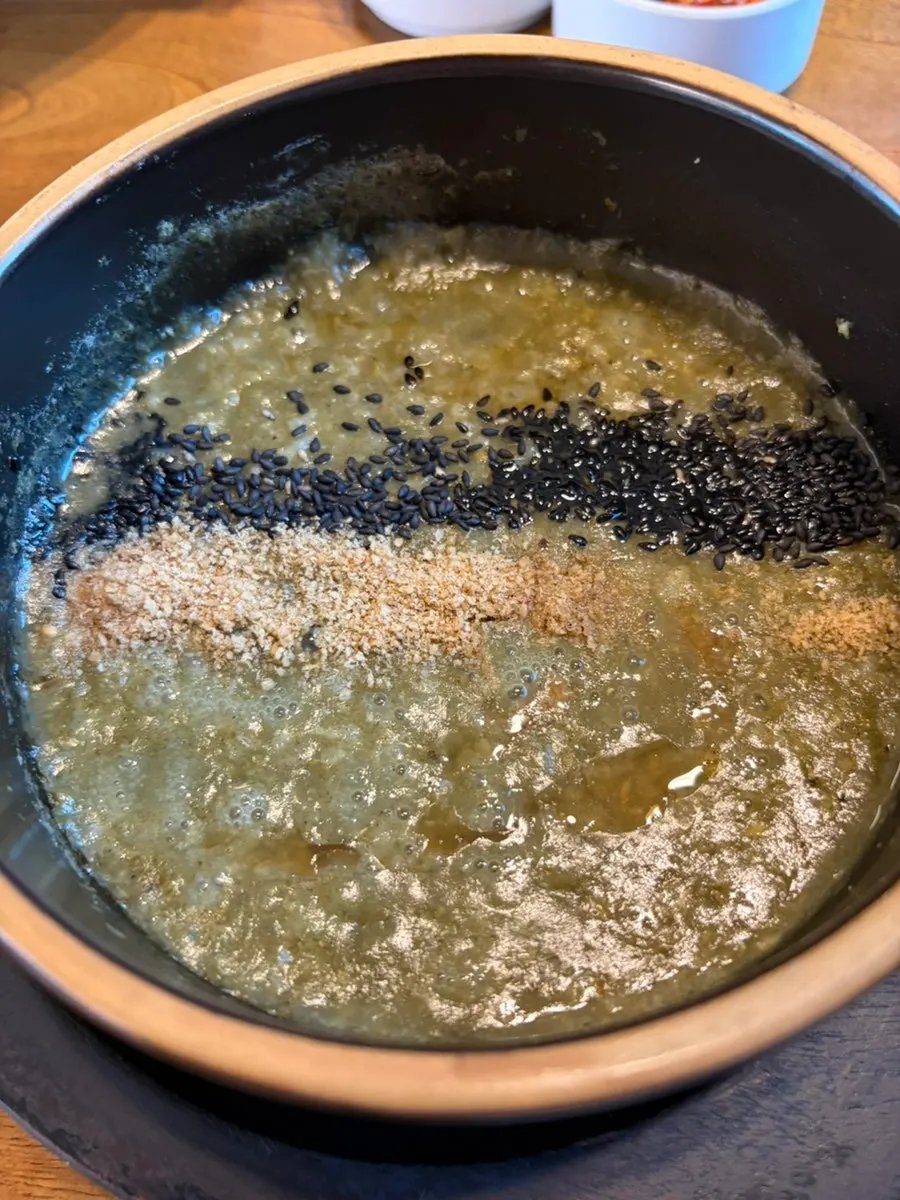 전복죽과 된장찌개가 놓인 상차림